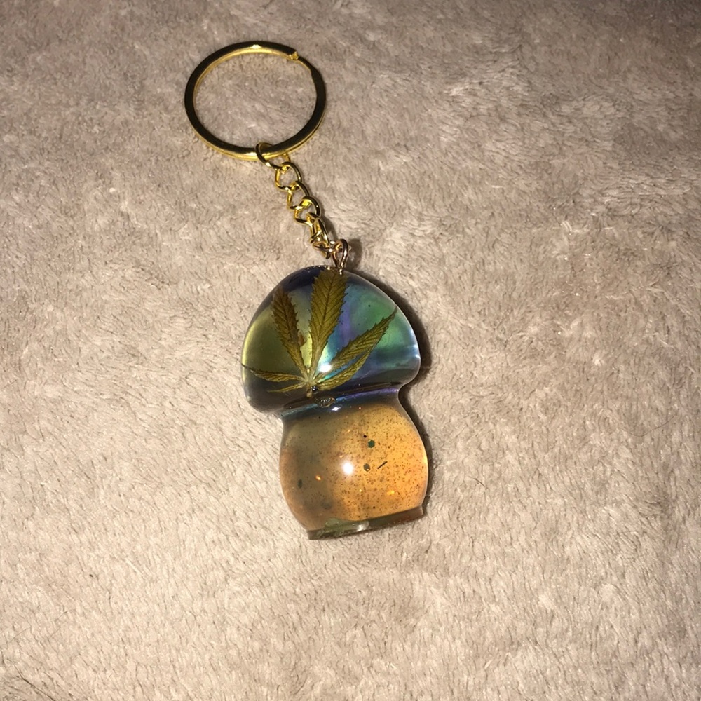 Custom epoxy mini mushroom keychain with clover 🍀 and my favorite leaf